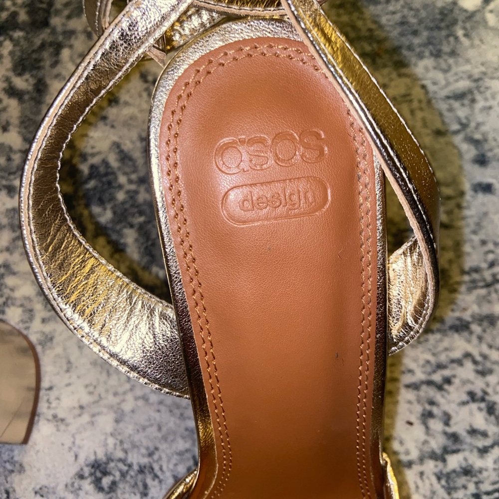 ASOS DESIGN Wide Fit Nikita knotted platform heeled sandals in gold- Size 9 - Picture 13 of 13